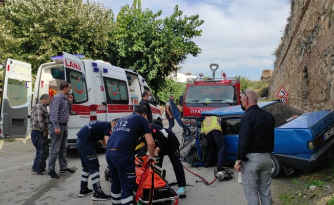 Bursa'da otomobille kamyonet çarpıştı: 2 yaralı