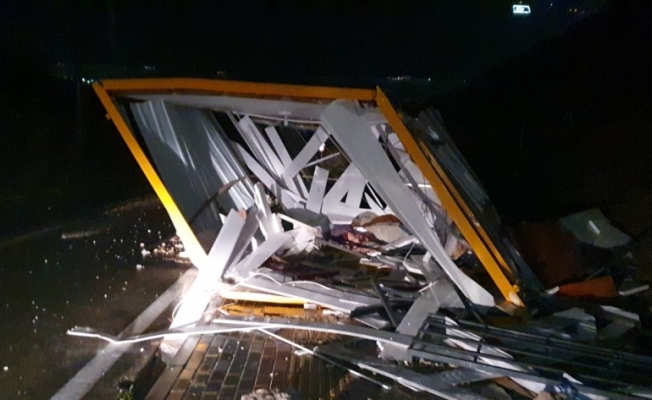 Bursa'da şiddetli fırtına işçilerin kullandığı konteyneri yerinden söktü