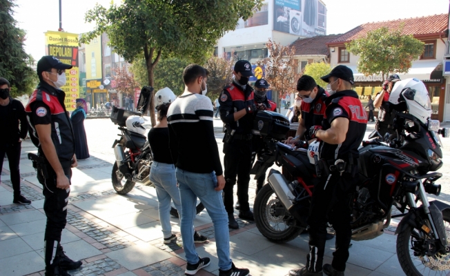Edirne'de turistlerin yoğun olduğu caddelerde maske denetimi