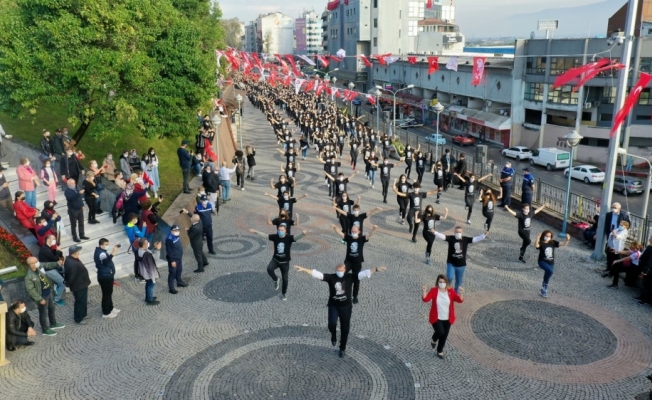 Kocaeli'de 1000 kişi Cumhuriyet Bayramı'nı zeybek oynayarak kutladı