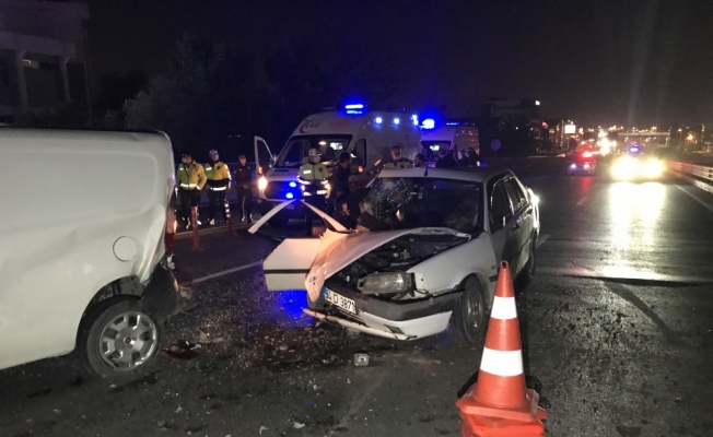 İzmit'te hafif ticari araç ile otomobil çarpıştı: 2 yaralı