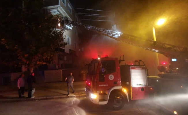 Gebze'de  mobilya atölyesinde çıkan yangında mahsur kalan kadın kurtarıldı