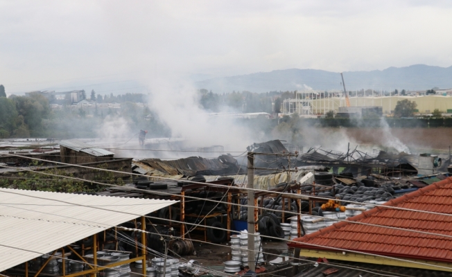 Sakarya'da kauçuk fabrikasında çıkan yangın söndürüldü