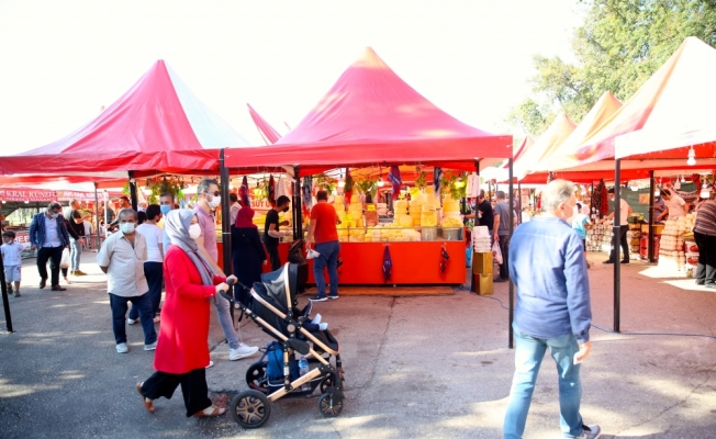 Sakarya'daki festivalde yöresel ürünler damakları tatlandırdı