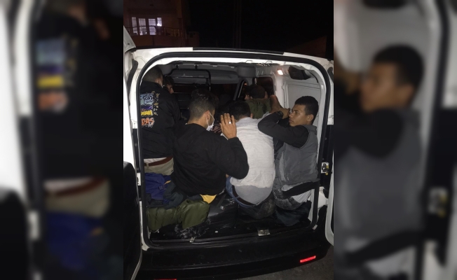 Tekirdağ'da 5 kişi kapasiteli araçta 15 sığınmacı yakalandı