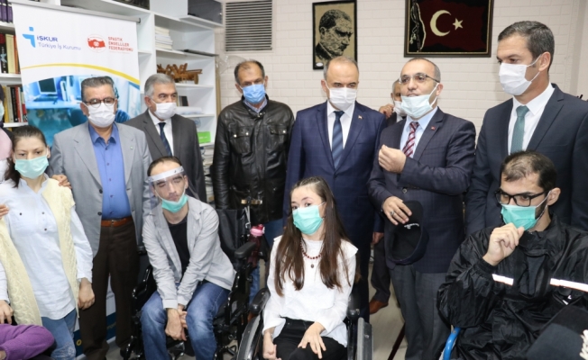 Yalova'da engelliler için gözle bilgisayar kullanma kursu açıldı