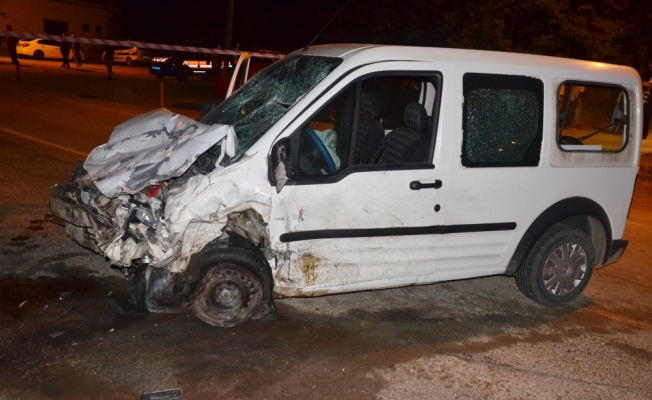 Yalova'da kamyonetle çarpışan otomobilin sürücüsü hayatını kaybetti