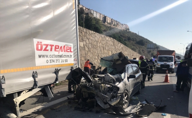 Anadolu Otoyolu'nda otomobil kamyonla çarpıştı: 4 yaralı