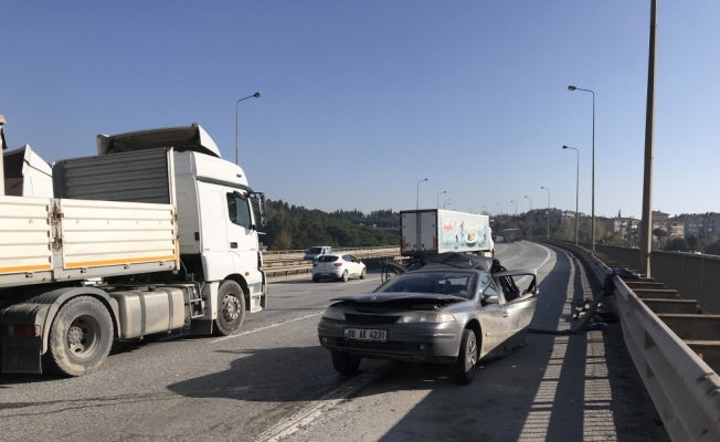 Anadolu Otoyolu'nda tır orta şeritte duran otomobile çarptı: 1 ölü