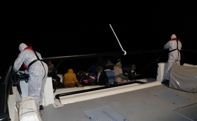 Balıkesir'de denizde mahsur kalan 29 düzensiz göçmen kurtarıldı
