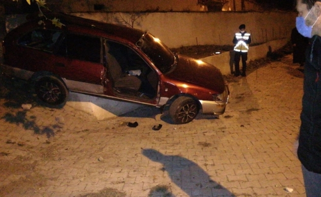 Balıkesir'de otomobil evin bahçesine devrildi 3 kişi yaralandı