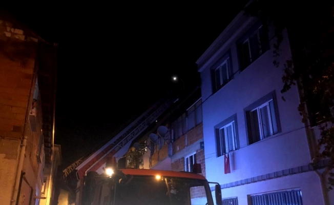 Bursa'da bir itfaiyeci müdahale ettikleri yanan evin ikinci katından düştü