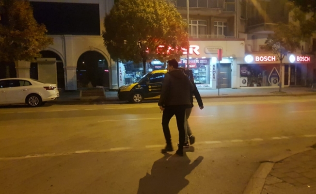 Bursa'da sokağa çıkma kısıtlamasına uymayan gençlere para cezası kesildi