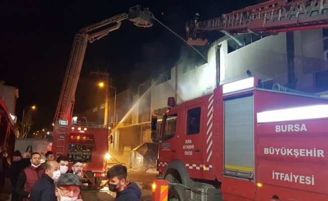 GÜNCELLEME - İnegöl'de mobilya fabrikasında çıkan yangın söndürüldü