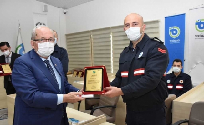 İzmir'deki depremde arama kurtarma çalışmalarına katılan Tekirdağ ekibine plaket verildi