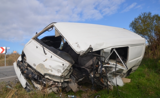 Tekirdağ'da kamyon ile minibüsün çarpıştığı kazada baba oğul yaralandı