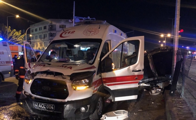 Yalova'da ambulans otomobil ile çarpıştı: 2 yaralı