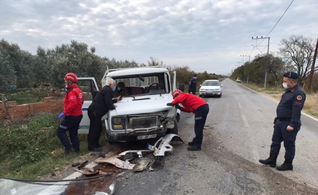 Balıkesir'de kamyonetle otomobil çarpıştı: 4 yaralı