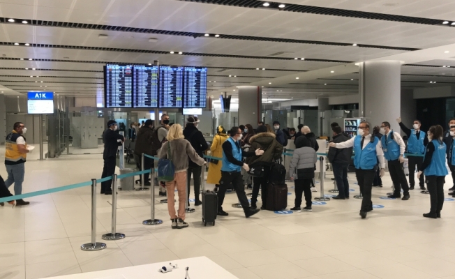 İngiltere'den İstanbul'a gelen yolculara mutasyon riski nedeniyle koronavirüs testi yapıldı