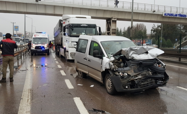 İzmit'te 5 aracın karıştığı zincirleme trafik kazası: 8 yaralı
