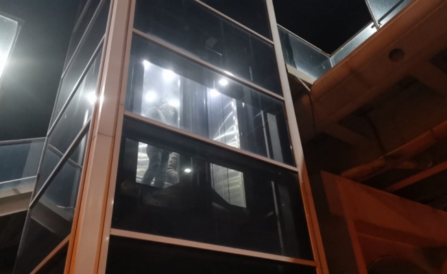 Gebze'de asansörde mahsur kalan 2 kardeş kurtarıldı