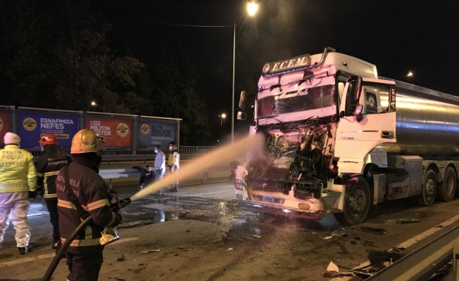 Tanker ile kamyonun çarpıştığı kazada 2 kişi yaralandı