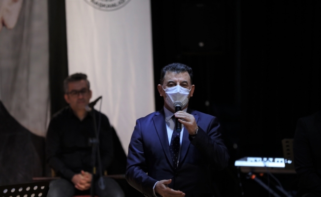 Öğretmenlerden oluşan koro evde kalan vatandaşlar için türkü söyledi