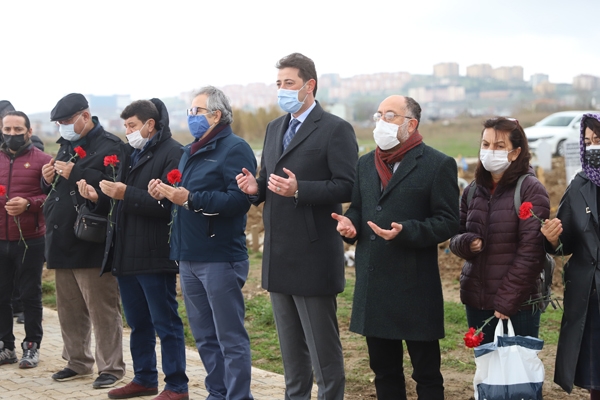 Ünlü yönetmen Tunç Başaran vefatının birinci yılında Balıkesir'deki mezarı başında anıldı