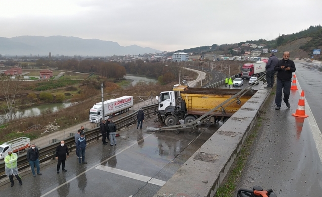 Sakarya'da devrilen kamyonun sürücüsü yaralandı
