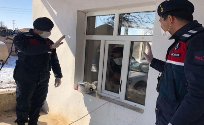 Aksaray'da karantinadaki ailenin yardım talebine Jandarma yetişti
