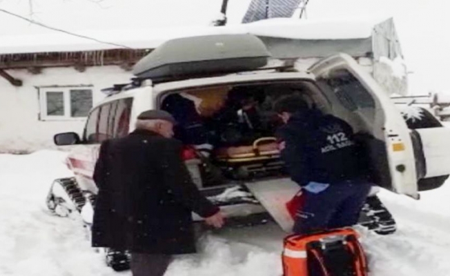 Yaşlı hastanın imdadına kar ambulansı yetişti