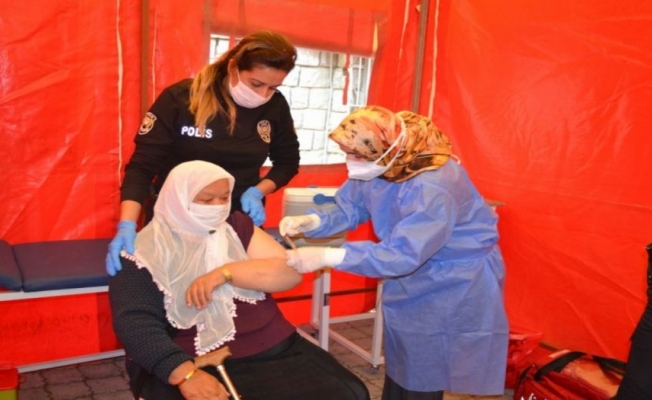 Fethiye'de aşı olamayan yaşlılar aşılanıyor