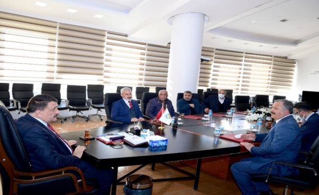 Malatya'da Yeşilyurtlu muhtarlar Başkan Gürkan'ı ziyaret etti