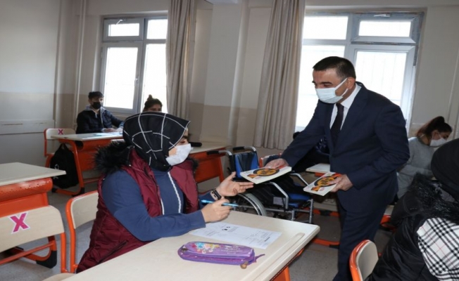 Siirt Valisi Hacıbektaşoğlu, öğrencilerin heyecanına ortak oldu