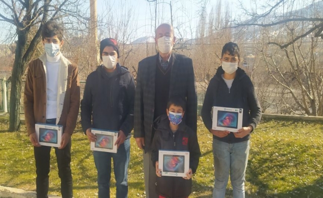 Sivas Milletvekili İsmet Yılmaz, çocuklara tablet hediye etti