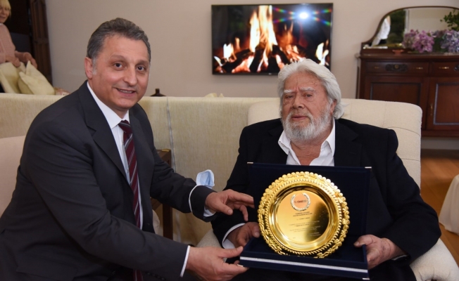 Mehmet Hüsrev'den, Cüneyt Arkın'a "Yaşam Boyu Onur Ödülü"