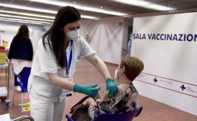 İtalya’da ‘kokteyl aşı’ kararı tartışma yarattı