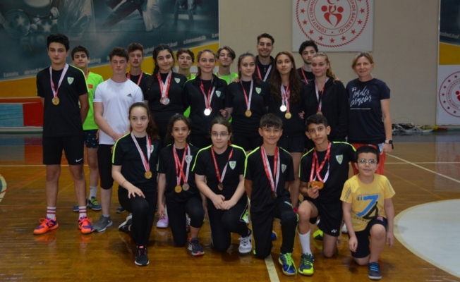 Manisalı badmintoncular Valilik Turnuvası’na damga vurdu