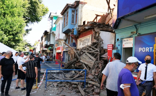 Bursa Mudanya’da metruk bina kendiliğinden yıkıldı!