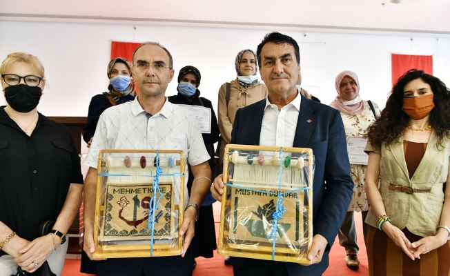 Bursa Osmangazi’de halıcılık kursiyerleri sertifikalandı