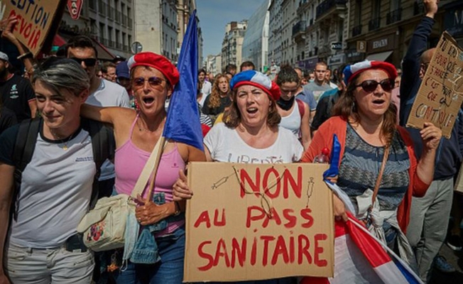 Fransa’da hükümetin ‘aşı’lı tedbirlerine kundaklamalı protesto