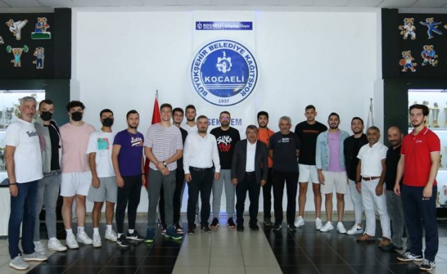 Kocaeli Kağıtspor'da voleybolda imzalar atıldı