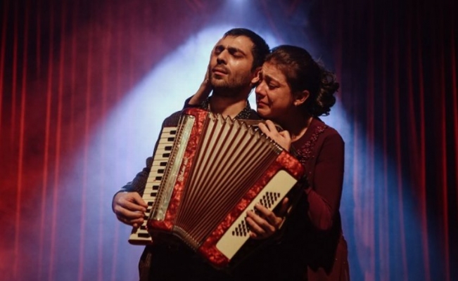  Bursa Nilüfer Kent Tiyatrosu Kuş Öpücüğü ile sahnede 