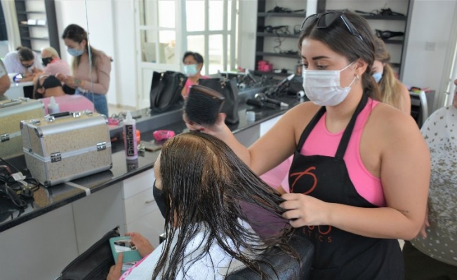 KKTC'de meme kanseri farkındalığına saç ve güzellik bakımı