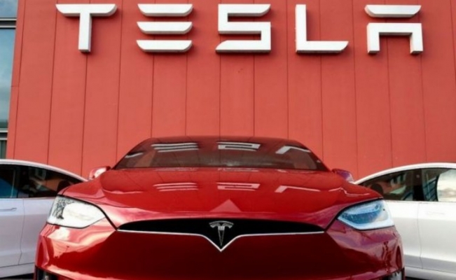 Tesla'nın piyasa değeri trilyon doları aştı