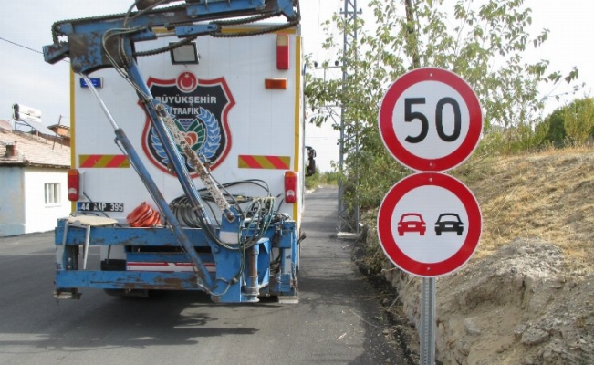 Malatya'da trafik güvenliği için yol çizgisi ve levha çalışması yapıldı 