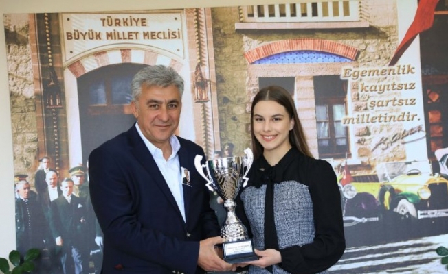 Burçak Şenman Bulgaristan’dan kupayla döndü
