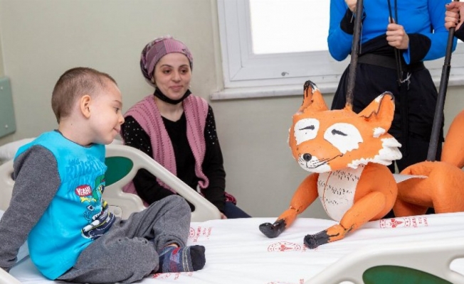 Bursa'da çocuklara hasta yataklarında tiyatrolu moral