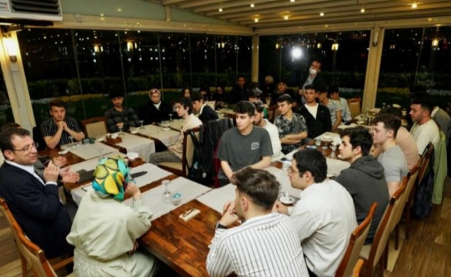 İstanbul'da İmamoğlu'ndan 28 gençle çay sohbeti