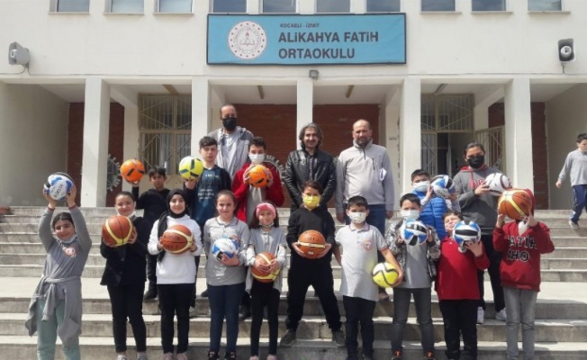 İzmit Belediyesi'nden okullara spor malzeme desteği